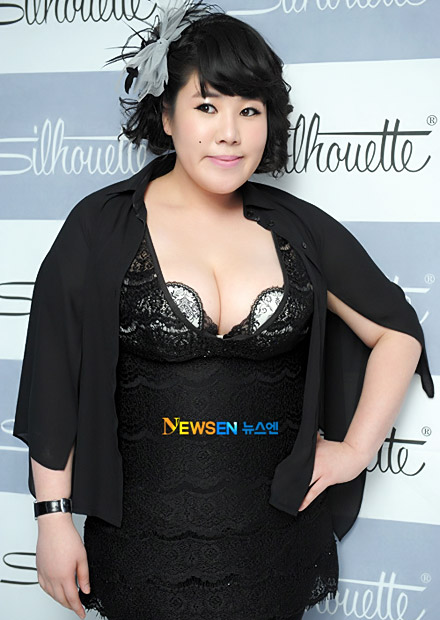 Cô đào béo ngượng mặt trên thảm đỏ - 17