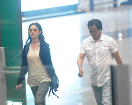 Lưu Diệc Phi được cha nuôi hộ tống - 6