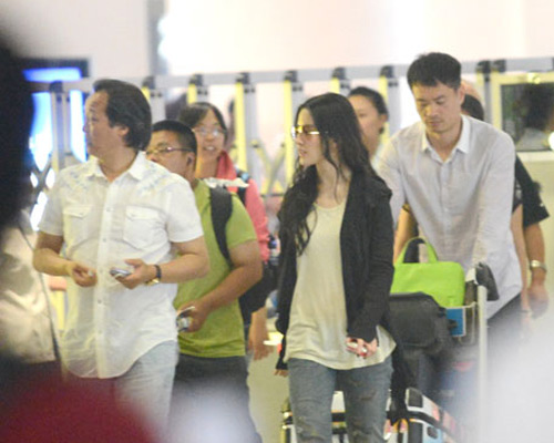 Lưu Diệc Phi được cha nuôi hộ tống - 7