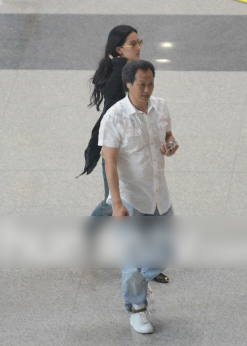 Lưu Diệc Phi được cha nuôi hộ tống - 4