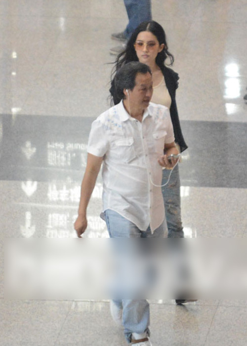 Lưu Diệc Phi được cha nuôi hộ tống - 2