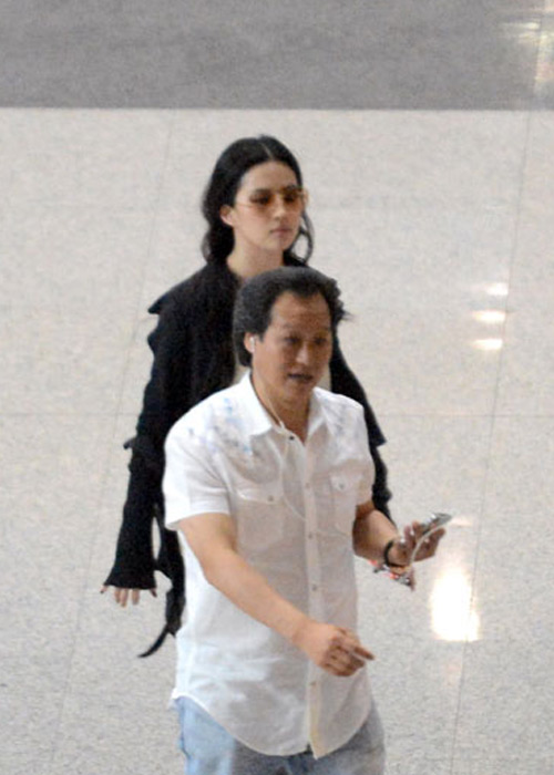 Lưu Diệc Phi được cha nuôi hộ tống - 3