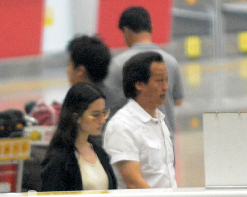 Lưu Diệc Phi được cha nuôi hộ tống - 5