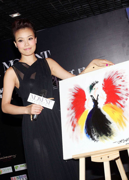 Lưu Diệc Phi được cha nuôi hộ tống - 9