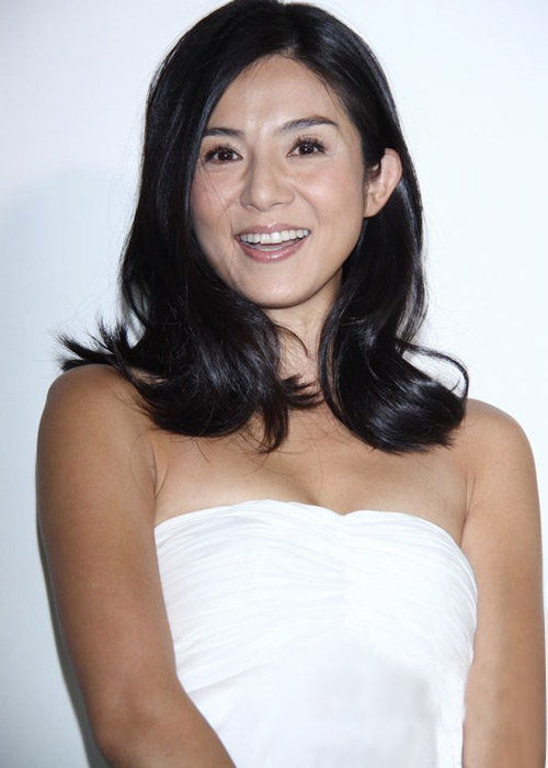 Lưu Diệc Phi được cha nuôi hộ tống - 12