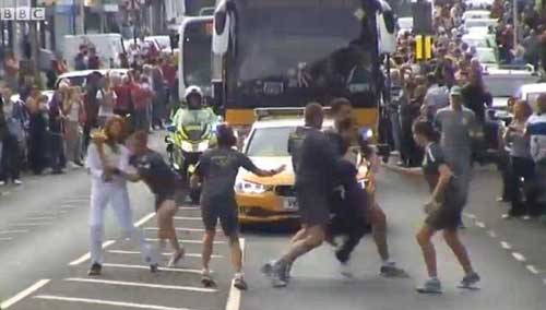 Fan cuồng cướp đuốc Olympic - 2