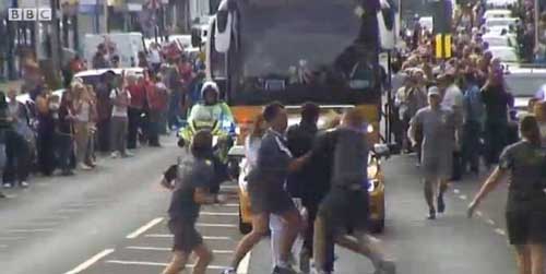 Fan cuồng cướp đuốc Olympic - 3