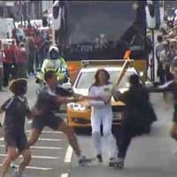 Thể thao - Fan cuồng cướp đuốc Olympic