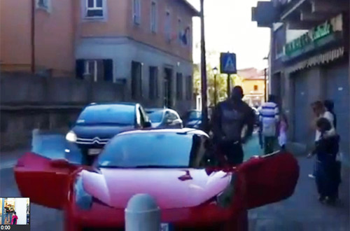 Balotelli “cưỡi” Ferrari 458 Italia chơi phố - 1