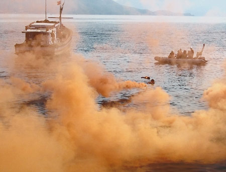 Cứu tàu cháy và người rơi xuống biển - 2