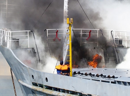 Cứu tàu cháy và người rơi xuống biển - 3