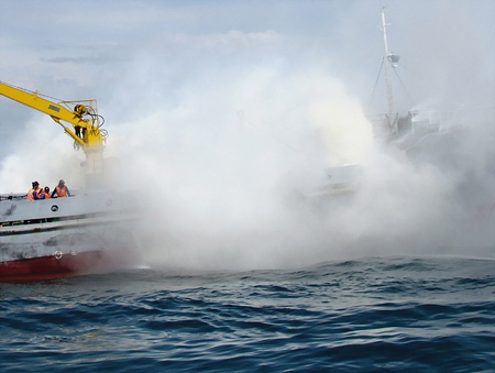 Cứu tàu cháy và người rơi xuống biển - 4