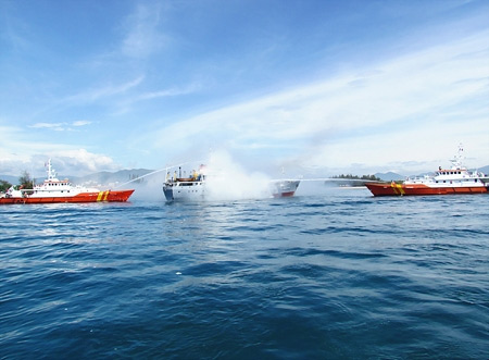 Cứu tàu cháy và người rơi xuống biển - 5