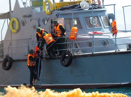 Cứu tàu cháy và người rơi xuống biển - 6