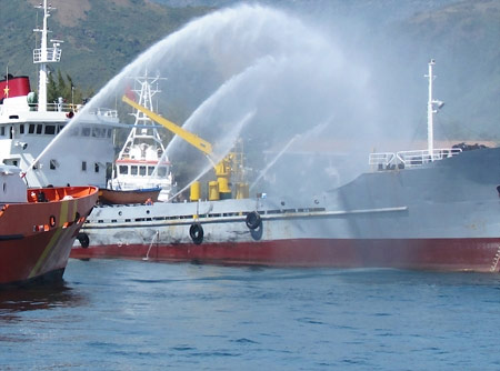 Cứu tàu cháy và người rơi xuống biển - 7