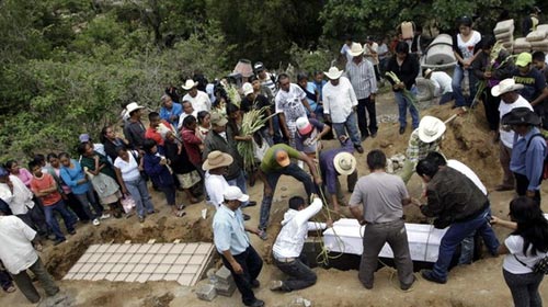 Mexico: Xe buýt lao xuống núi, 26 người chết - 1