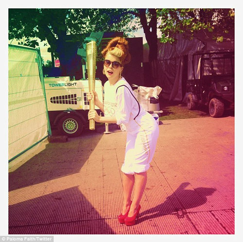 Sao Anh chạy rước đuốc với giày gót nhọn - 5