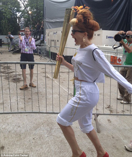 Sao Anh chạy rước đuốc với giày gót nhọn - 4