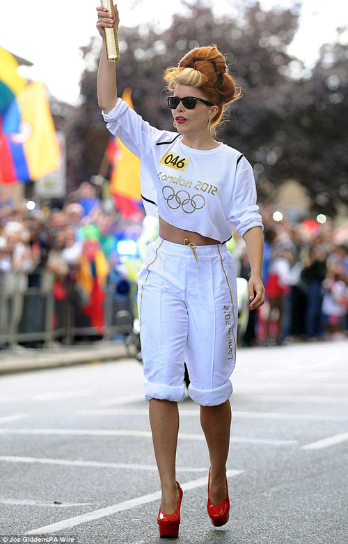 Sao Anh chạy rước đuốc với giày gót nhọn - 2