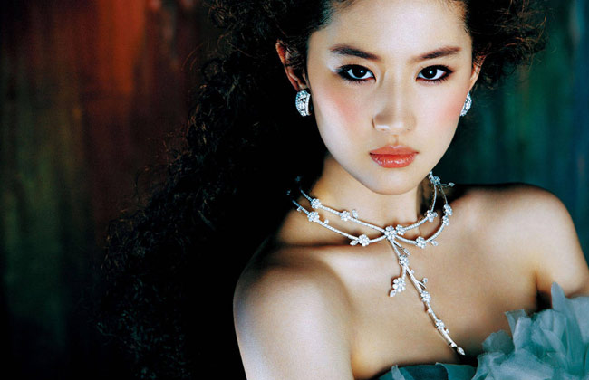 Lưu Diệc Phi xuất hiện lần đầu tiên trên màn ảnh vào cuối năm 2002 trong  một quảng cáo do ông Trần Kim Phi thực hiện. 