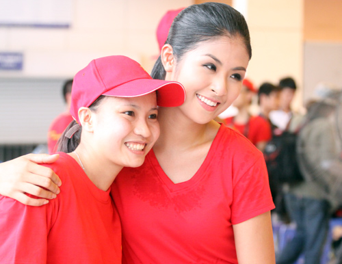 Hoa Hậu Ngọc Hân nhảy flash mob - 14