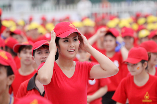 Hoa Hậu Ngọc Hân nhảy flash mob - 12