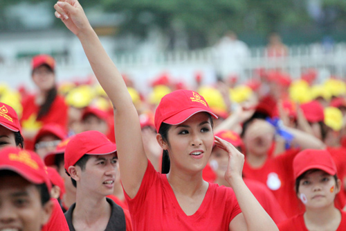 Hoa Hậu Ngọc Hân nhảy flash mob - 10