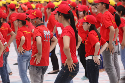 Hoa Hậu Ngọc Hân nhảy flash mob - 8