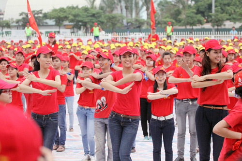 Hoa Hậu Ngọc Hân nhảy flash mob - 9