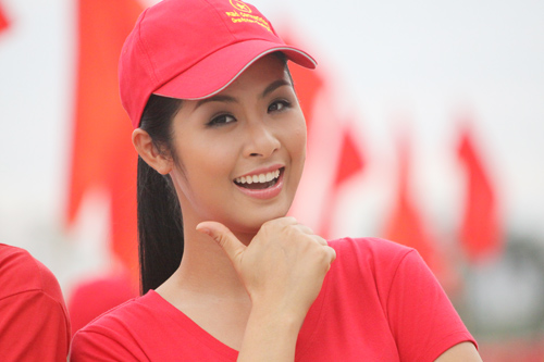 Hoa Hậu Ngọc Hân nhảy flash mob - 3