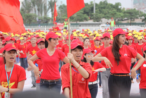 Hoa Hậu Ngọc Hân nhảy flash mob - 6