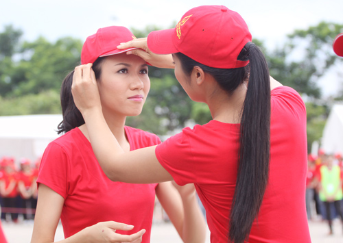 Hoa Hậu Ngọc Hân nhảy flash mob - 2