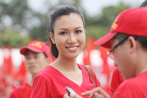 Hoa Hậu Ngọc Hân nhảy flash mob - 4