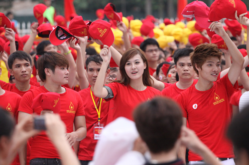 Giới trẻ lập kỷ lục giọt máu lớn nhất thế giới - 14