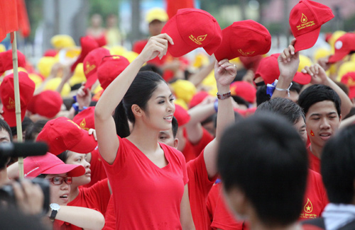 Hoa Hậu Ngọc Hân nhảy flash mob - 13