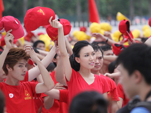 Giới trẻ lập kỷ lục giọt máu lớn nhất thế giới - 13