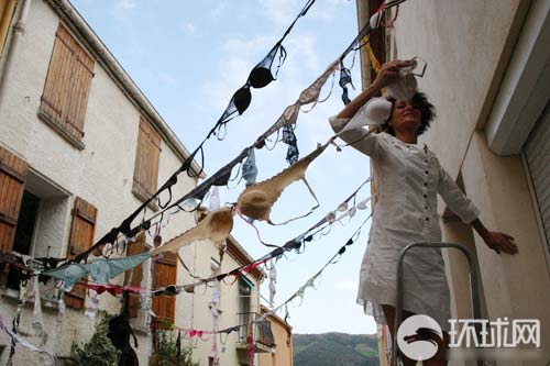 Phơi áo lót trên phố để biểu tình - 2