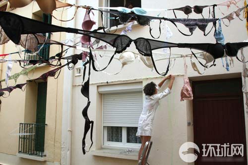 Phơi áo lót trên phố để biểu tình - 4