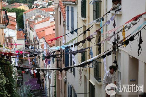 Phơi áo lót trên phố để biểu tình - 1