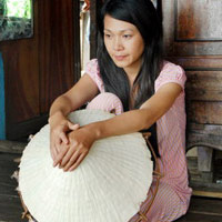 - Vợ đạo diễn phải đóng cảnh... nóng