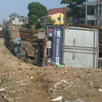 Tin tức trong ngày - Đến lượt xe tải lọt hố công trình