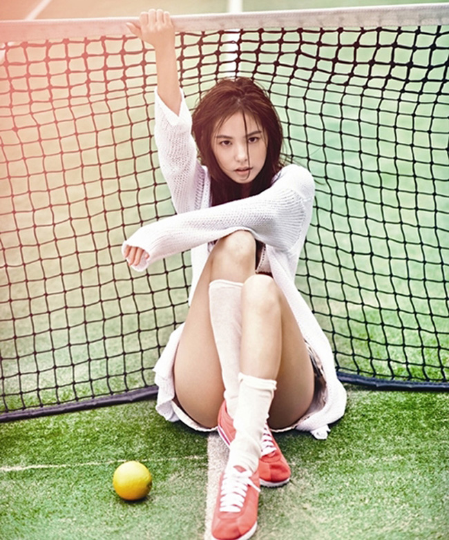 Những chiếc lưới tennis trở thành vật tượng trưng cho bối cảnh đậm chất thể thao.