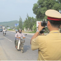 Pháp luật - Ném đá vào mặt công an viên, lãnh 18 năm tù