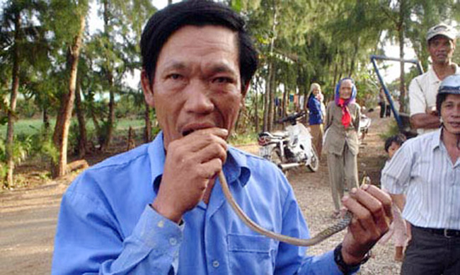Ông Ngô Văn Tùy sống ở đảo Lý Sơn, tình Quảng Ngãi có thói quen ăn các loại côn trùng sống. Có khi ông còn ăn cả rắn sống.