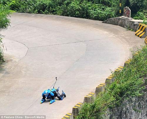 Tay bốc cháy vì... kem chống nắng - 2