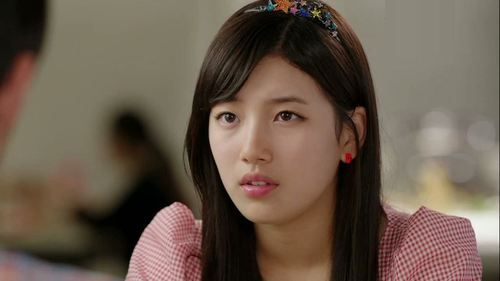 Suzy hút khách với BST băng-đô "khủng" - 4