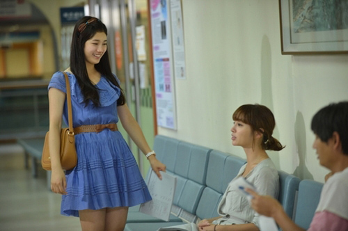 Suzy hút khách với BST băng-đô "khủng" - 6