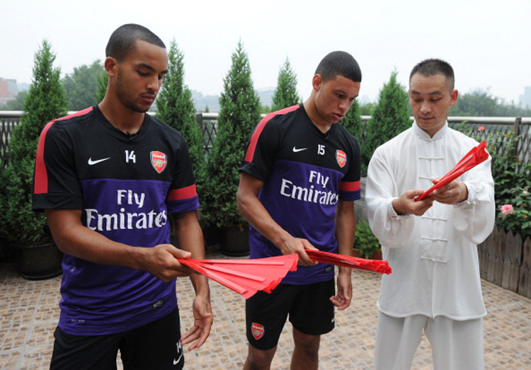 Hôm qua Arsenal đã bay tới Trung Quốc để chuẩn bị cho trận đấu với Man City. Có mặt tại Bắc Kinh, đôi cánh Theo Walcott và Oxlade-Chamberlain bên phía Pháo thủ đã lập tức tìm thầy học võ. Dưới sự hướng dẫn của võ sư người Trung Quốc, các tài năng trẻ của Arsenal tỏ ra vô cùng hào hứng.