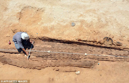 Phát hiện thuyền gỗ 5.000 năm tuổi - 1