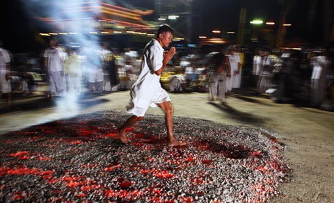 Bí quyết đi chân trần trên than hồng nóng - 1